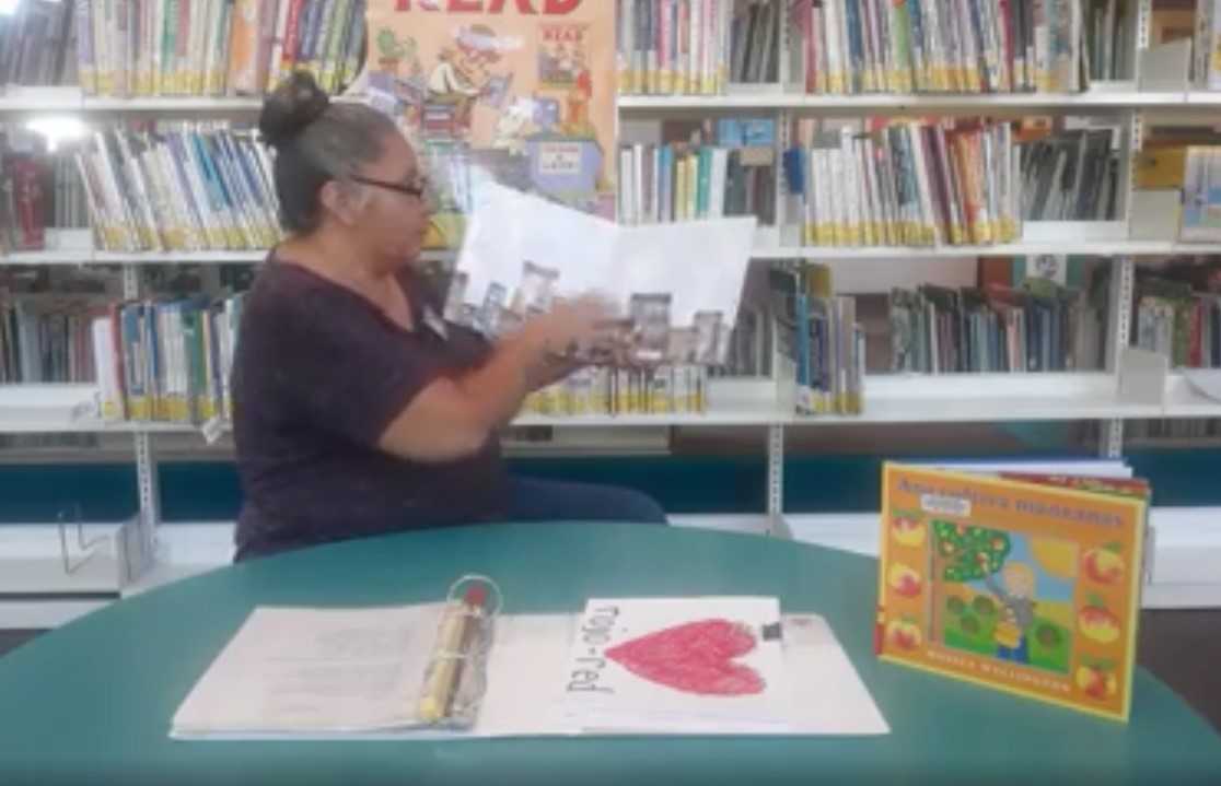 "Hora de Cuentos"  Bienvenidos a la hora de cuentos de los servicios juveniles de la biblioteca publica de Cottonwood donde cantamos, bailamos, aprendemos y leemos unos cuentos divertidos y interactivos para niños y familias.  Visitenos cada Miercoles a las 10 a.m. MST