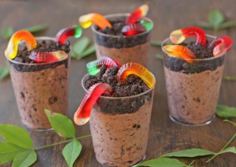 4 pudding cups with brownie and gummy worms