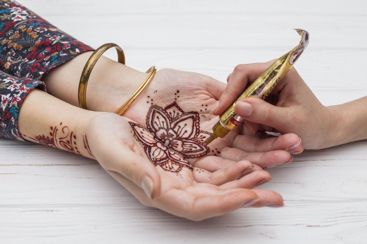 hands with mehndi